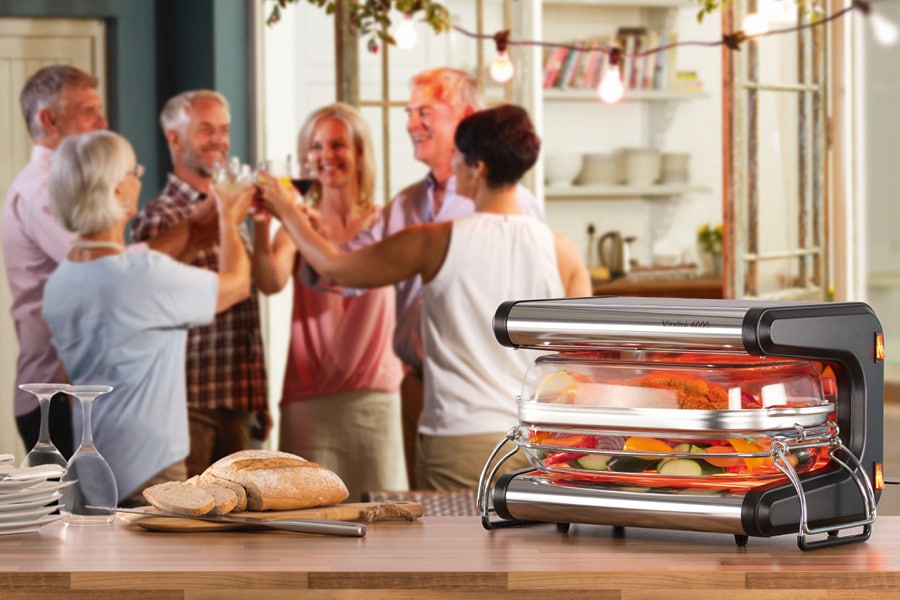 Table élégante avec divers plats colorés cuisinés à l'Omnicuiseur